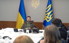 Украине дают оружие, но под давлением народа и затягивая процесс, - Зеленский