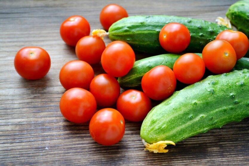 Уже не 220 за кило: Ашан, Метро и Варус снизили цены на огурцы, помидоры и перец