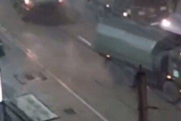 Протестующие атаковали бронетранспортеры, которые ввели в Алматы: видео