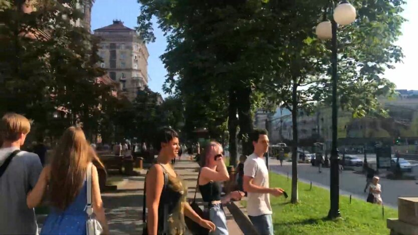 Лето в Киеве, на Крещатике идут люди. 2021 год