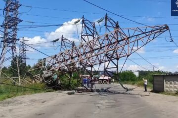 Опубликовано видео, как грузовик снес электороопору в Киеве