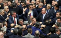 turtsiya_parlament_draka