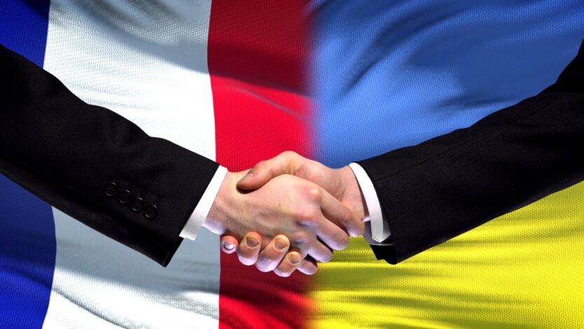 В середине декабря Франция подхватыввает эстафету Лугано и Берлина и собирает две конференции  в поддержку Украине.