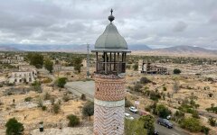Разрушенный Агдам. В городе из уцелевших зданий осталась только эта мечеть