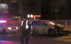 В Киеве на Перова BMW столкнулся с Nissan и улетел в остановку с людьми