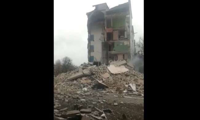 Разрушенный бом в Бородянке, Харьков, вторжение россии в Украину, обстрелы жилых домов