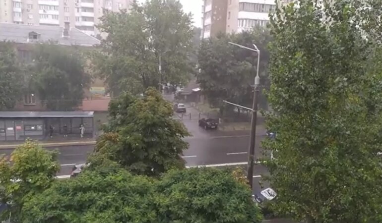 Ливень в Киеве, затопленные дома, сильный ветер
