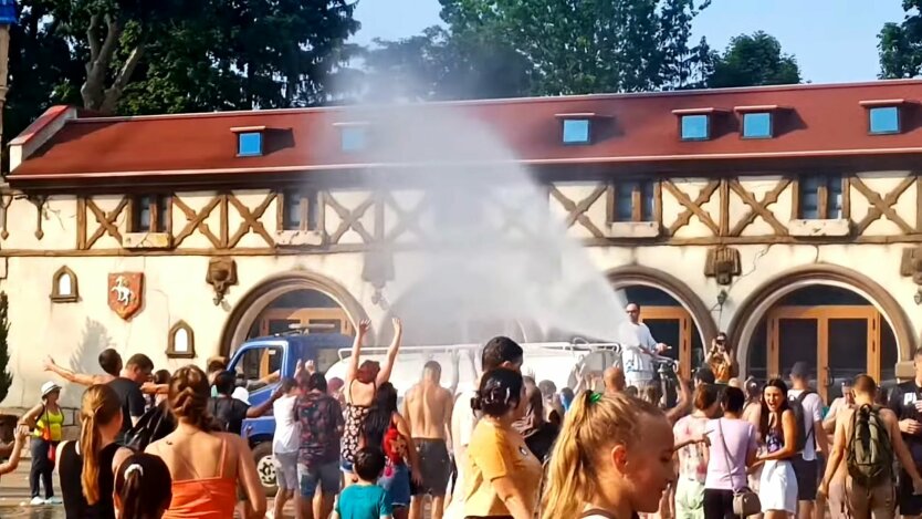 Лето в Харькове 2021 года: люди в парке имени Горького