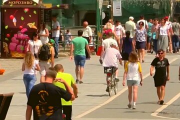 Люди идут по улице в Закарпатье