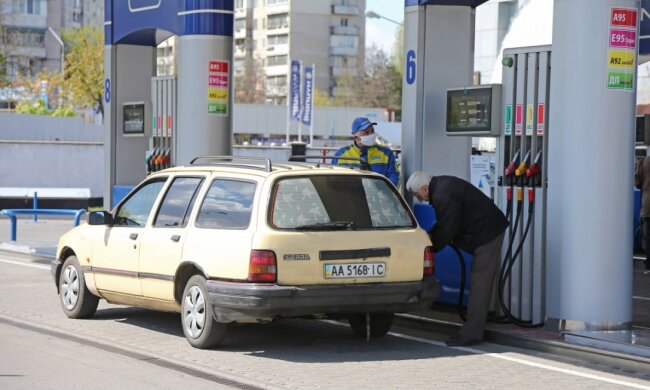Заправка авто в Україні / Фото: УНІАН