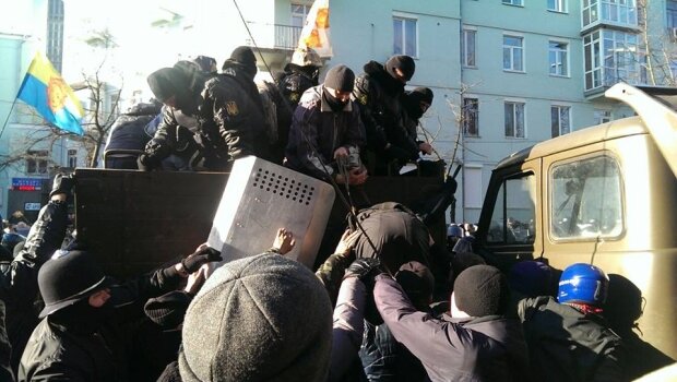 Протестующие