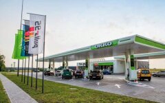 У мережі АЗС ОККО пояснили, коли можуть відмовити в оплаті карткою при терміналі, що працює.