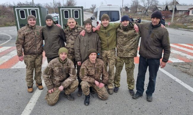 Украина и Россия провели обмен: из плена вернулись защитники Мариуполя, ЧАЭС и  острова Змеиный