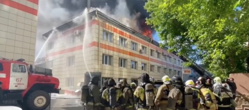 В России день пожаров: горит здание Росгвардии и автобаза областной думы