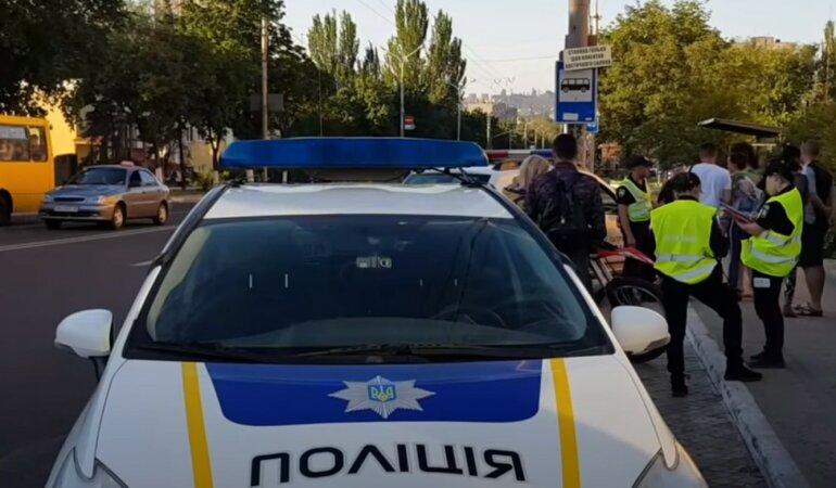 В Мариуполе авто протаранило остановку с людьми