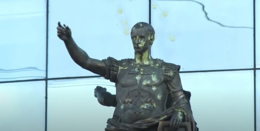 Статуя путина в Санк-Петербурге, обстрел