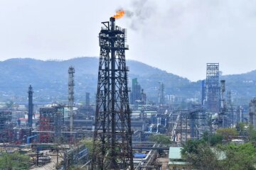 НПЗ в Индии / BIJU BORO/AFP