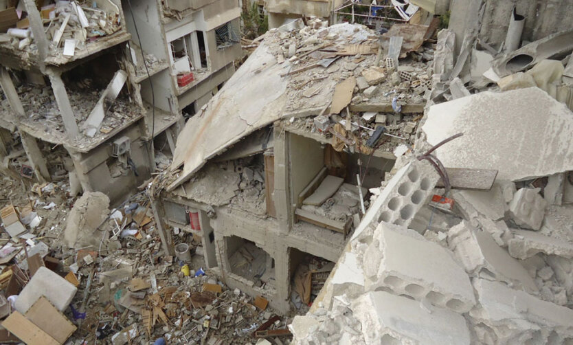 Разрушенные в результате ракетных авиаударов дома в городе Дарайя недалеко от Дамаска.