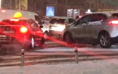 Снегопад в Киеве, цены на такси, очередь в метро