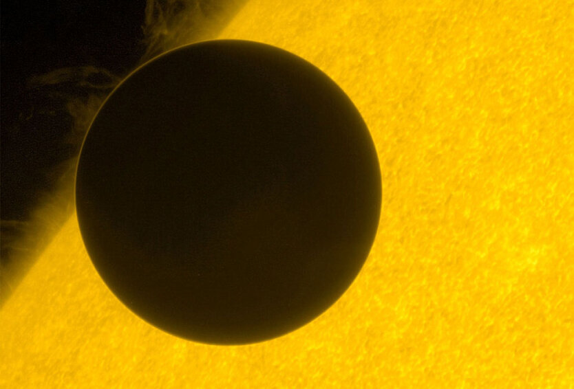 Венера проходит через диск Солнца. 