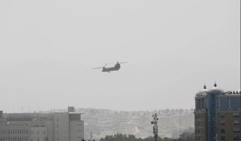 Американские вертолеты эвакуируют сотрудников посольства США на аэродром в Кабуле