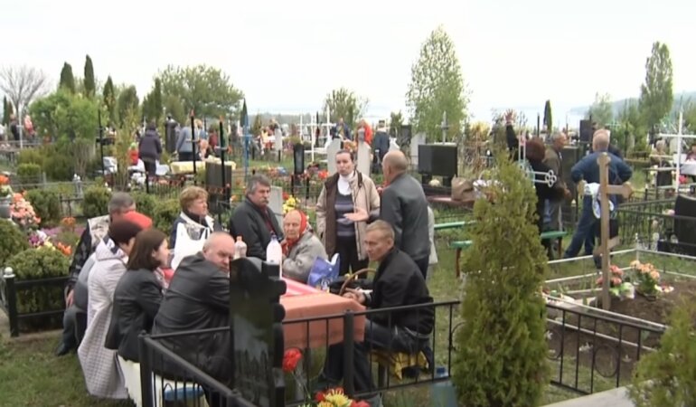 Кладбище, Киев, поминальные дни