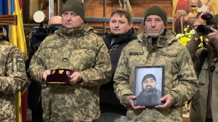 Військовослужбовці тримають фото вбитого Юрія Бондаренка / Фото: Новини.LIVE/Марта Байдака