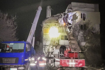 РФ сбросила авиабомбу на многоэтажку в Купянске