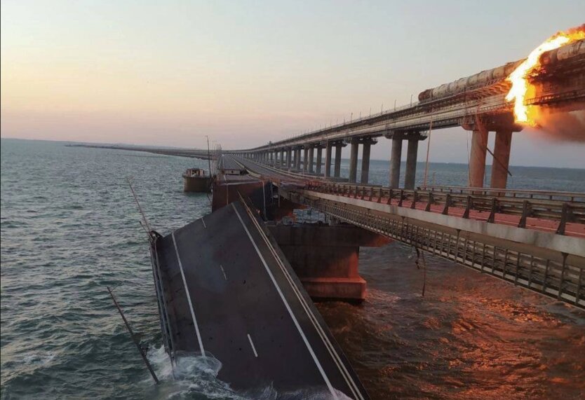 Горит Крымский мост: фото, видео