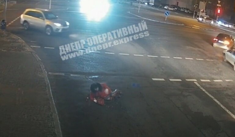 В Днепре женщину несколько раз переехал грузовик: видео