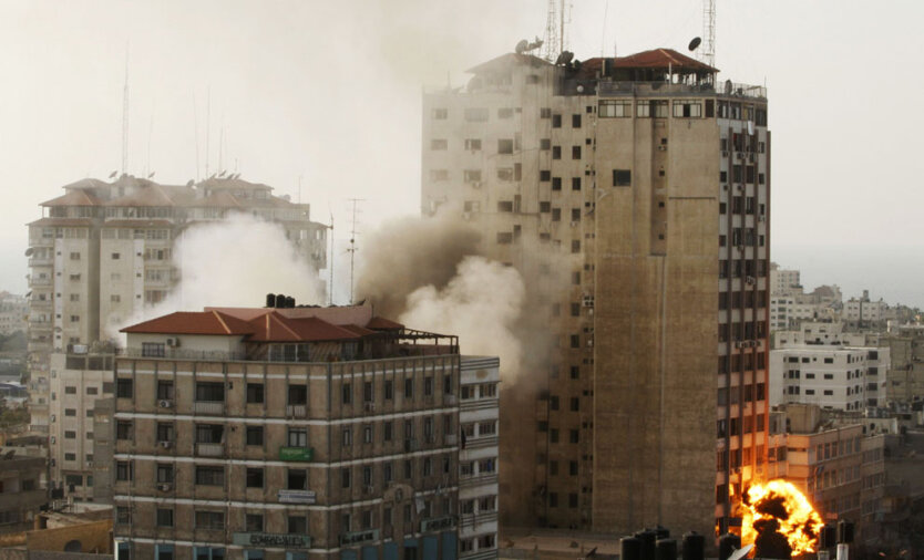 Дым и огонь от взрыва в многоэтажном доме, где базировался пресс-центр ХАМАСА и телеканал 