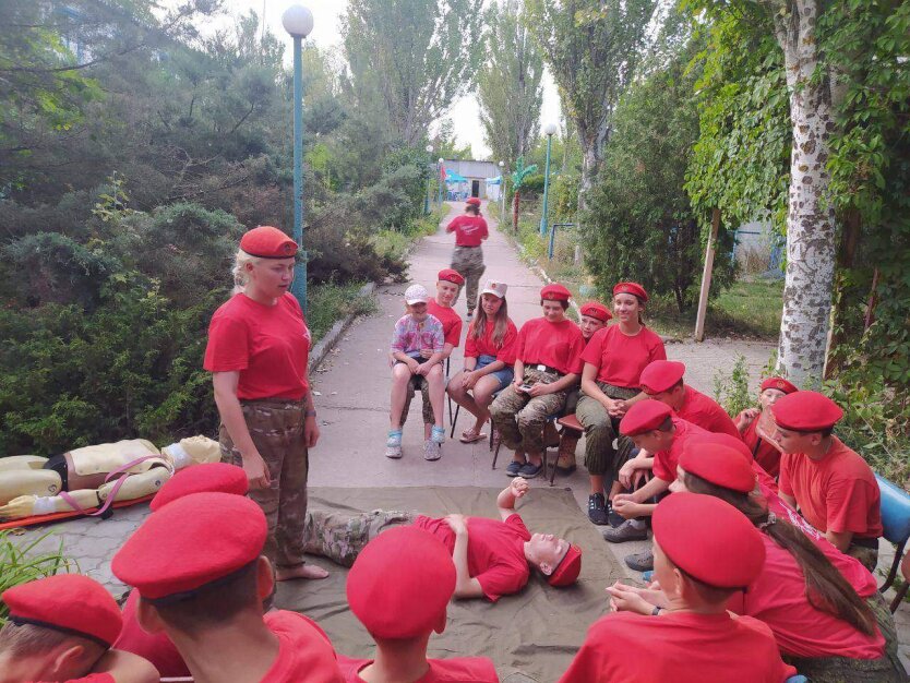Под Мариуполем оккупанты организовали "детский лагерь"