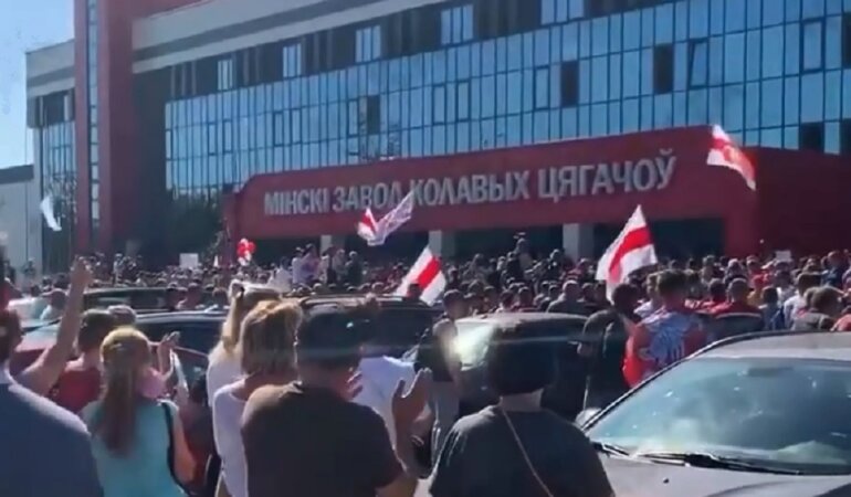 Лукашенко встретили на заводе криками "Уходи! Позор!"