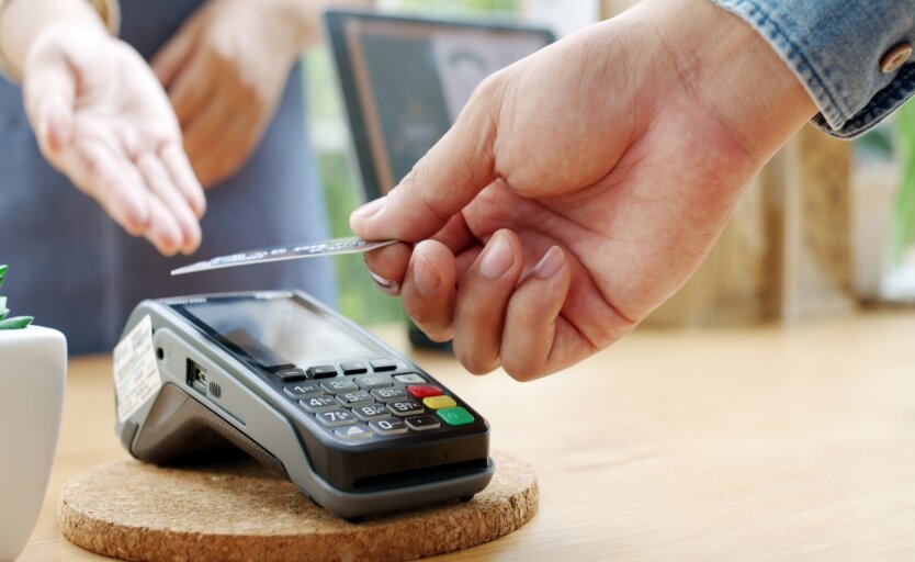 Украинцы стали меньше снимать наличные в банкоматах и перешли на оплату картой онлайн и POS-терминалы