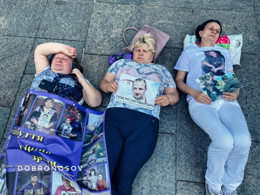 Лежачий протест матерей военнопленных на Банковой