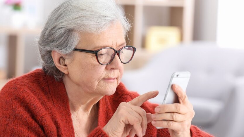 Українські пенсіонери / Canva