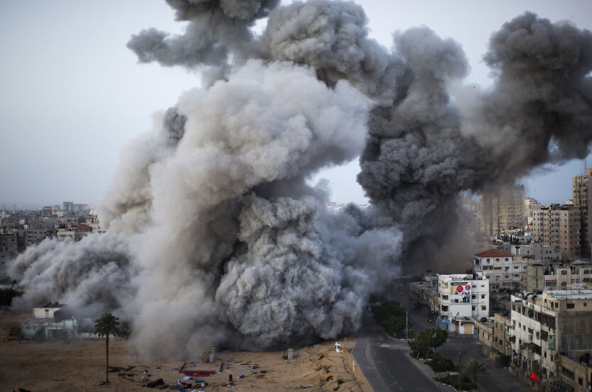 Дым поднимается после израильского авиаудара в городе Газа,