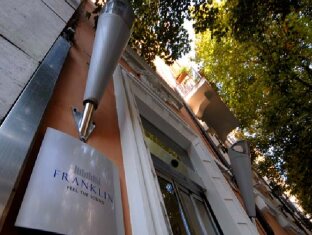 В Риме можно остановиться в музыкальном отеле Franklin Hotel Rome. Номер на двоих с завтраком здесь будет стоить 90–100 евро в день.