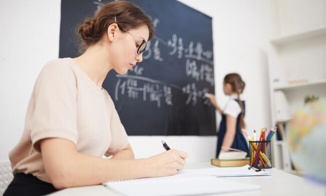Зарплати вчителів / Фото: depositphotos