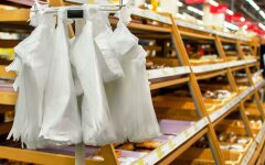 Пластиковые пакеты в магазине, запрет пластиковых пакетов