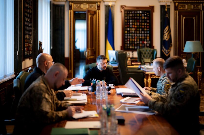 У небі над Україною зафіксували несподіваних "гостей": Зеленський провів термінову нараду
