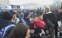 В Порошенко бросили яйцом на Майдане: метателю не поздоровилось