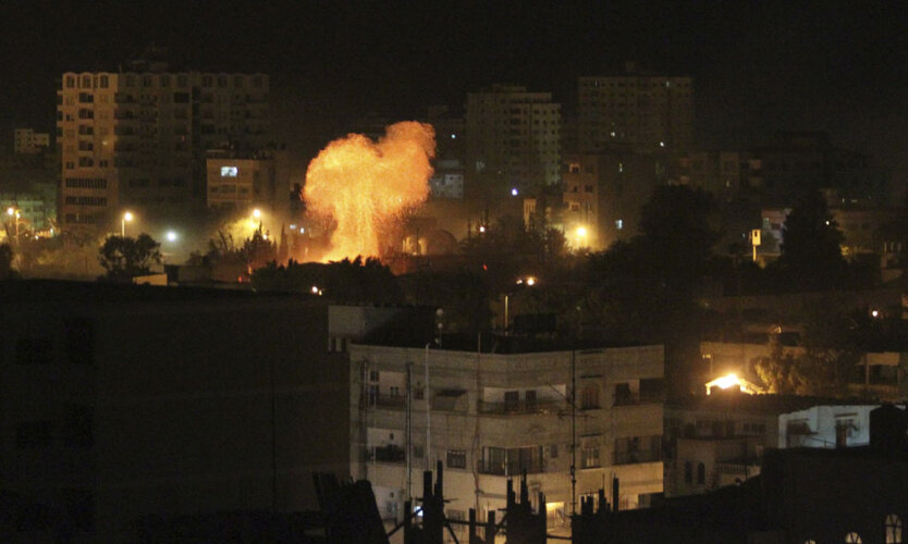 Взрыв, после израильских авиаударов по штаб-квартире полиции ХАМАС в городе Газа, 17 ноября 2012 года
