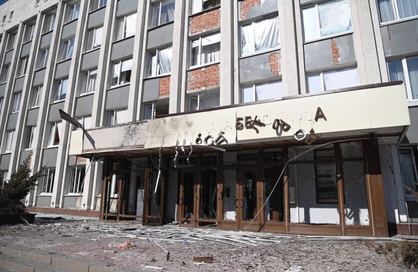 В РФ сообщают об атаке дронов на здание администрации в Белгороде: фото "прилета"