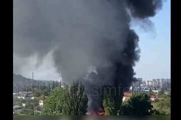 У тимчасово окупованому Сімферополі палає військова частина: відео