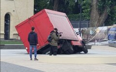 В Киеве грузовик провалился под землю прямо на площади: фото и видео