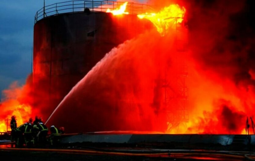 Пожар на нефтебазе во Львове после ракетного удара России