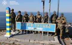 Установка пограничного знака на острове Змеиный