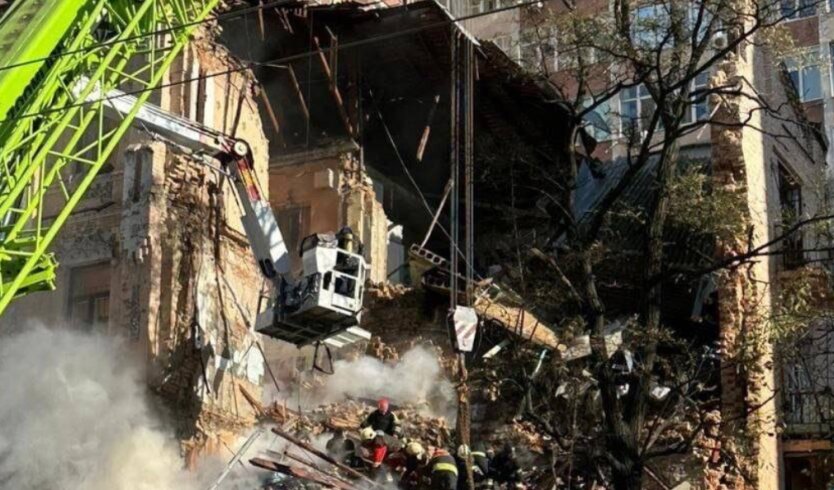 Наслідки удару по житловому будинку в Києві іранським дроном.