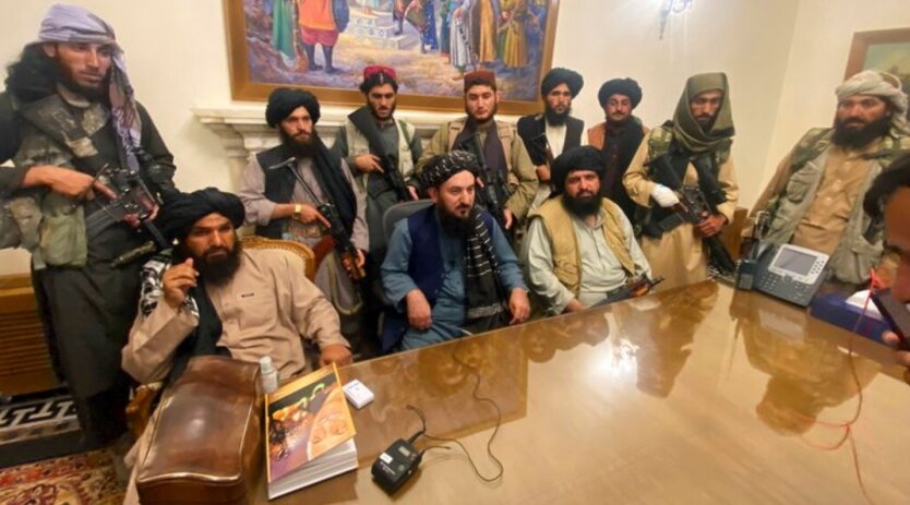 Лидеры Талибана в президентском дворце
